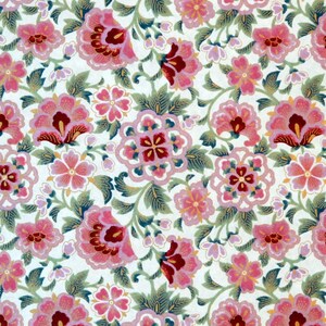 Puede incluir: Una tela blanca con un patr&oacute;n repetitivo de flores rosas y rojas con hojas verdes. Las flores son estilizadas y tienen un aspecto vintage.