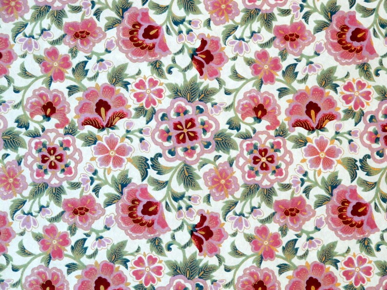 Puede incluir: Una tela blanca con un patr&oacute;n repetitivo de flores rosas y rojas con hojas verdes. Las flores son estilizadas y tienen un aspecto vintage.