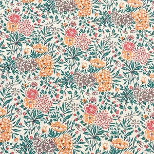 Peut inclure: Tissu floral avec un fond cr&egrave;me. Le motif pr&eacute;sente une disposition dense de fleurs orange, roses et violettes, entrecoup&eacute;es de feuilles vertes et de petites baies rouges. Le design rappelle les imprim&eacute;s botaniques vintage.