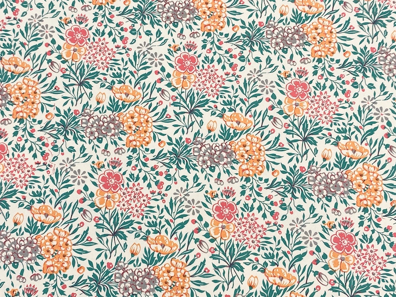 Peut inclure: Tissu floral avec un fond cr&egrave;me. Le motif pr&eacute;sente une disposition dense de fleurs orange, roses et violettes, entrecoup&eacute;es de feuilles vertes et de petites baies rouges. Le design rappelle les imprim&eacute;s botaniques vintage.