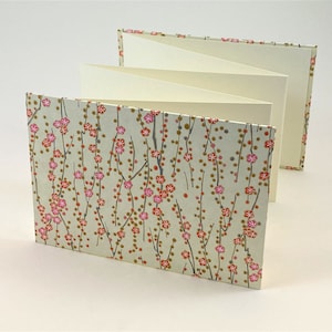 LEPORELLO plié en accordéon, format horizontal, couverture CHIYOGAMI « Weddingflowers »