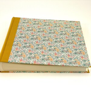 Hochwertiges Fotoalbum (30 x 30 cm) – 50 Seiten, Buchrücken aus Leinen, Umschlag mit italienischem Carta Varese-Papier in frischen Orangetönen und Türkis. Ideal als Geschenk oder für persönliche Fotos.“