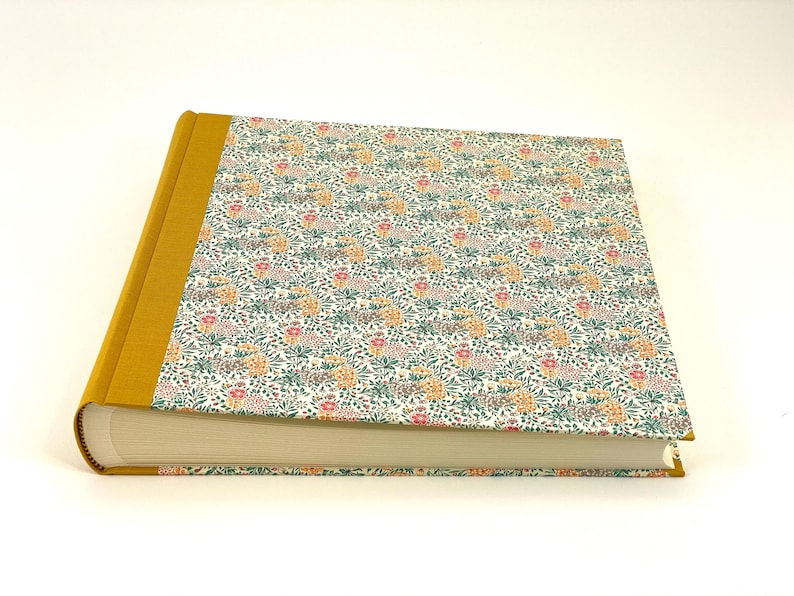 Hochwertiges Fotoalbum (30 x 30 cm) – 50 Seiten, Buchrücken aus Leinen, Umschlag mit italienischem Carta Varese-Papier in frischen Orangetönen und Türkis. Ideal als Geschenk oder für persönliche Fotos.“