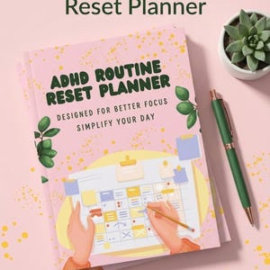 Op de afbeelding: Een rustiek houten bord met de tekst "Welcome to our home" in witte letters. Het bord heeft een verweerde afwerking en een eenvoudig, uitnodigend ontwerp, perfect voor entree decoratie.