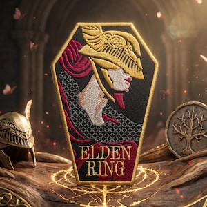 Op de afbeelding: Geborduurde patch met een goudkleurige helm en het profiel van een vrouw met een gouden helm. De patch heeft de tekst "ELDEN RING" in het rood. Een goudkleurige munt met een boomontwerp is ook zichtbaar.