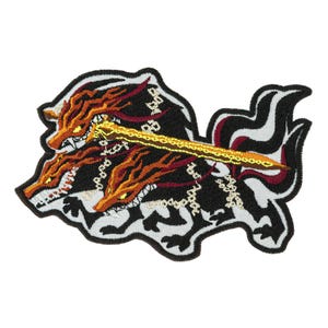 Może przedstawiać: Haftowana naszywka przedstawiająca trzy stylizowane stworzenia przypominające wilki z ognistymi pomarańczowymi i czerwonymi grzywami i otwartymi pyskami. Naszywka ma czarne tło z białymi i czerwonymi akcentami oraz złoty miecz. Naszywka jest obrysowana na biało.