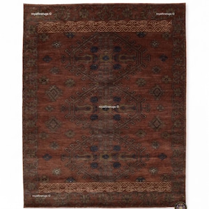 Puede incluir: Una alfombra rectangular en un tono rojo terracota profundo que presenta una columna central de tres grandes medallones geométricos simétricos en azul oscuro y oro apagado. El borde muestra un patrón lineal repetitivo con motivos florales.