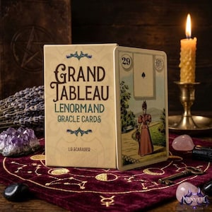Può includere: Un mazzo di carte oracolo Grand Tableau Lenormand in una scatola color crema con testo marrone scuro. È mostrata una carta con una figura in abito rosso in un giardino, con il numero 29 e un simbolo di picche nell'angolo superiore.