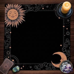 Peut inclure: Un tapis d'autel carré noir orné d'un soleil cuivré avec un visage dans le coin supérieur gauche et d'un croissant de lune avec un visage dans le coin inférieur droit. La bordure présente des dessins au trait fins de nuages et d'étoiles.