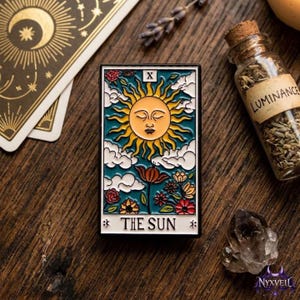 Tarotsolen emaljnål, vintage himmelsk solmärke, häxig ryggsäcksbrosch, mystiskt klädtillbehör, tarotläsargåva, andliga smycken