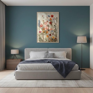 Modernes Schlafzimmer-Wandbild, hängend über einem Bett mit grauer Tagesdecke. Dunkelblaue Akzentwand, minimalistische Nachttischlampen und natürliches Licht. Ruhige und stilvolle Schlafzimmer-Dekoration.