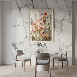 Eleganter botanischer Kunstdruck an einer edlen, marmorierten Wand im Esszimmer. Moderner Esstisch mit hellen Stühlen und floraler Tischdeko. Stilvolle Wandkunst für gehobenes Interior-Design.