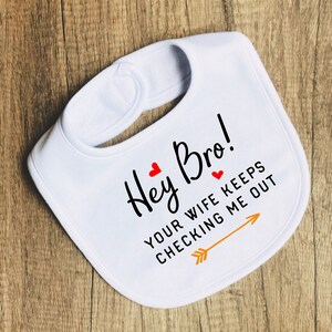 Hej bracie - Twoja żona ciągle mnie sprawdza śliniaczek - Zabawny śliniaczek zazdrości - Świetny na baby shower - Prezent śliniaczek dla noworodka - Sprawdzam mnie śliniaczek