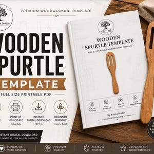 Puede incluir: Una plantilla de carpintería para una espátula de madera, con una guía impresa con el texto 'WOODEN SPURTLE TEMPLATE' y 'FULL SIZE PRINTABLE PDF'. Una espátula de madera terminada con tres ranuras se coloca sobre el documento junto a una versión más pequeña.