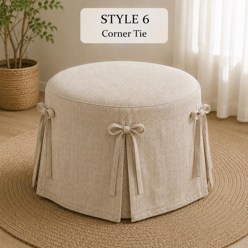 Pode incluir: Um pufe redondo bege com capa de tecido texturizado, base com saia e la&ccedil;os decorativos nos cantos. O texto STYLE 6 Corner Tie &eacute; vis&iacute;vel acima do pufe. A pe&ccedil;a possui um topo plano e uma forma cil&iacute;ndrica estruturada.