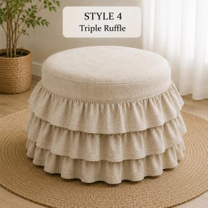 Pode incluir: Um pufe redondo bege com um design de saia de babado triplo. O tecido tem uma trama texturizada. Uma etiqueta retangular acima do pufe exibe o texto STYLE 4 Triple Ruffle em fonte preta sobre um fundo creme claro.