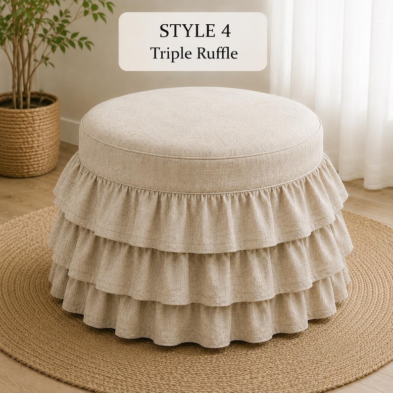 Pode incluir: Um pufe redondo bege com um design de saia de babado triplo. O tecido tem uma trama texturizada. Uma etiqueta retangular acima do pufe exibe o texto STYLE 4 Triple Ruffle em fonte preta sobre um fundo creme claro.
