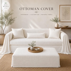 Peut inclure: Une housse de pouf rectangulaire en tissu texturé blanc cassé uni. La housse présente un style à volants ajusté avec une silhouette aux bords droits et nets qui recouvre la base du pouf, créant une apparence uniforme et neutre.