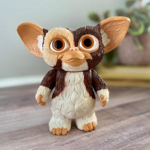 Vintage Gizmo Figure • Gremlins Toy 1984 • Poseable Arms and Head • Retro Movie Collectible • Warner Bros Memorabilia