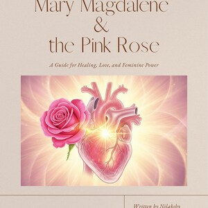 Könnte beinhalten: Buchcover mit dem Titel "Mary Magdalene & the Pink Rose" mit einer rosa Rose und einer stilisierten Herzillustration. Der Text "A Guide for Healing, Love, and Feminine Power" ist ebenfalls vorhanden. Der Name des Autors, Nilakshy, steht unten.