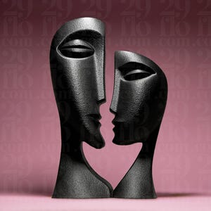 Könnte beinhalten: Zwei schwarze abstrakte Gesichtsskulpturen, eine dem anderen zugewandt. Die Skulpturen haben längliche Merkmale und sind vor einem rosa Hintergrund platziert. Die Skulpturen bestehen aus einem matten Material.