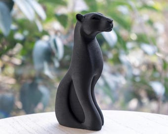 Elegante pantera negra: escultura minimalista moderna.