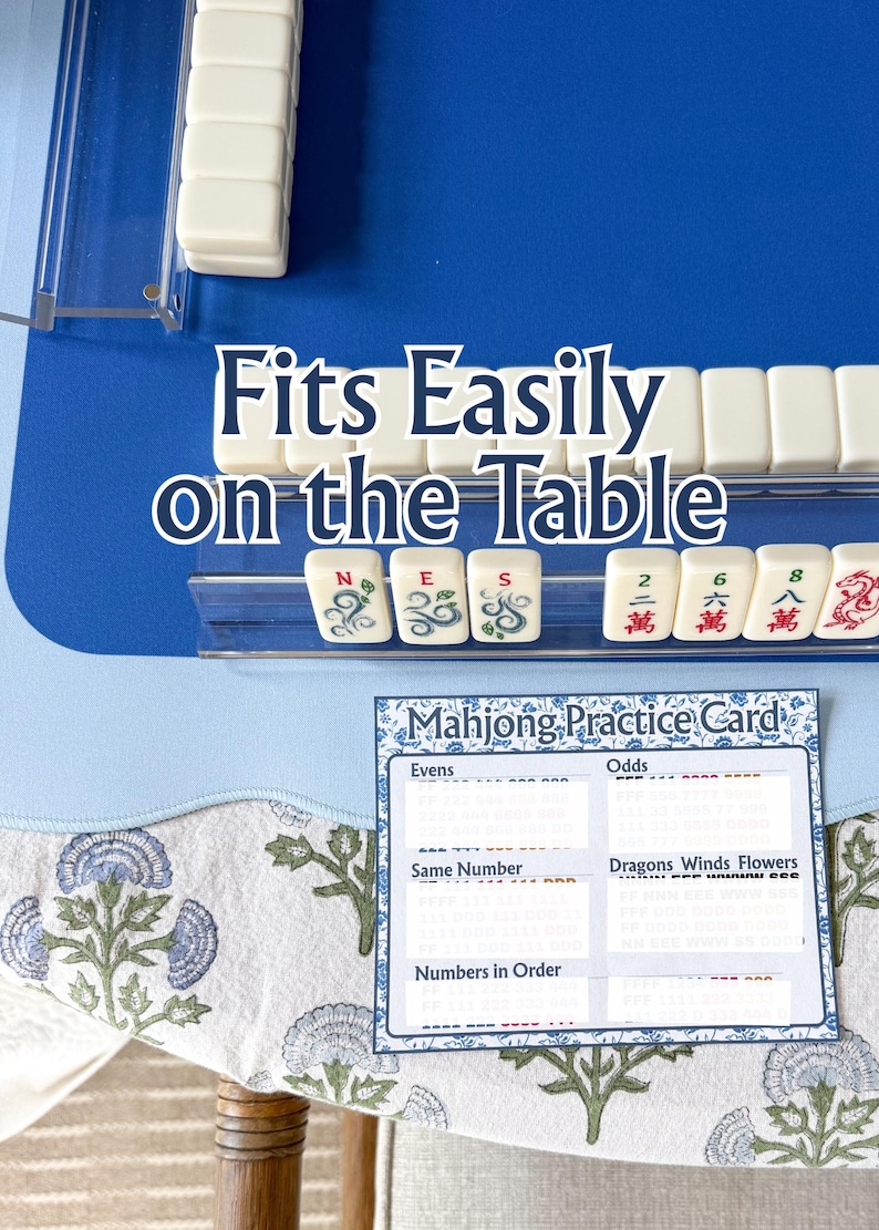以下が含まれることがあります： 白い牌と青いゲーム盤を備えた麻雀セット。「Fits Easily on the Table」の文字が表示されています。練習カードも表示されており、偶数、奇数、その他のゲーム要素のセクションがあります。