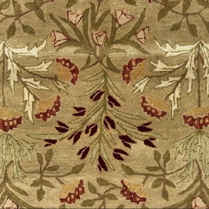 Könnte beinhalten: Nahaufnahme eines Teppichs mit einem sich wiederholenden Blumenmuster. Das Design zeigt stilisierte Blumen und Blätter in Grün-, Beige- und Burgundertönen. Der Teppich hat ein strukturiertes Aussehen mit einem detaillierten und komplizierten Design.