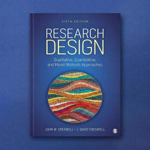 Puede incluir: Un libro titulado "Research Design" con el texto "Sixth Edition" en la parte superior. La portada es azul oscuro con el título en letras doradas grandes. Debajo del título está el subtítulo: "Qualitative, Quantitative, and Mixed Methods Approaches". Un diseño circular colorido está en el centro.