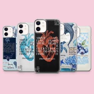 Könnte beinhalten: Eine Sammlung von Handyhüllen mit verschiedenen Designs. Eine Hülle zeigt eine menschliche Herzillustration mit Text, während andere Grafiken zum Thema Ozean, botanische Elemente und inspirierende Zitate zeigen. Die Hüllen sind für ein Smartphone konzipiert.