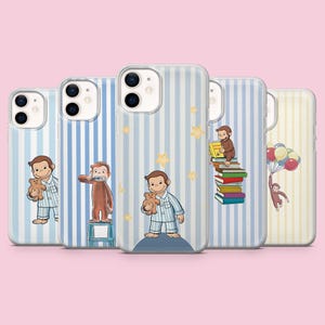 Op de afbeelding: Een verzameling telefoonhoesjes met een stripfiguur in pyjama, een teddybeer, een tandenborstel, boeken en ballonnen. De hoesjes hebben een gestreepte achtergrond in blauw en geel, met sterren.