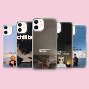 Könnte beinhalten: Fünf Handyhüllen mit unterschiedlichen Designs werden gezeigt. Die Hüllen zeigen Bilder und Texte, darunter "stay true", "chill bro", "choose peace bro it's rare" und "ember to stay real tho". Jede Hülle hat eine transparente Schutzhülle.