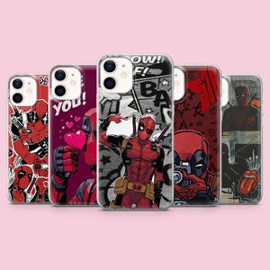 Puede incluir: Cinco fundas para teléfono con Deadpool en poses de acción y gráficos estilo cómic. Las fundas son predominantemente rojas, negras y blancas. Una funda tiene la palabra "YOU!" y otra el texto "OW! F! B A".