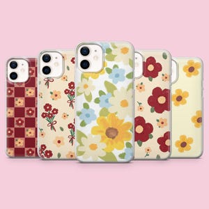 Può includere: Cinque custodie trasparenti per telefono con disegni floreali. Le custodie presentano vari motivi, tra cui quadri rossi e crema, bouquet e grandi fiori gialli, blu e bianchi. Le custodie sono disposte in fila su uno sfondo rosa.