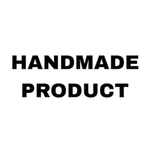 Puede incluir: Texto negro y en negrita sobre fondo blanco: "HANDMADE PRODUCT". Las palabras est&aacute;n apiladas, con "HANDMADE" encima de "PRODUCT". La fuente es sencilla, sin serifa, lo que hace que el mensaje sea claro y directo.