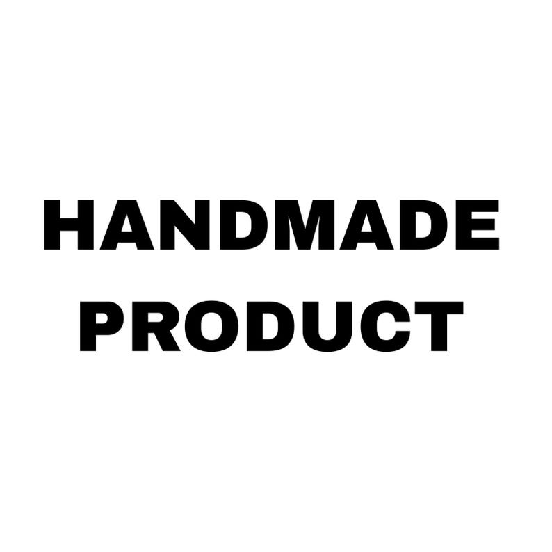 Puede incluir: Texto negro y en negrita sobre fondo blanco: "HANDMADE PRODUCT". Las palabras est&aacute;n apiladas, con "HANDMADE" encima de "PRODUCT". La fuente es sencilla, sin serifa, lo que hace que el mensaje sea claro y directo.