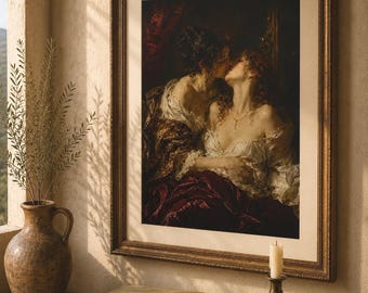 Peut inclure: Une peinture à l'huile encadrée représentant deux personnages dans une étreinte intime, dans un intérieur sombre et feutré. L'œuvre est présentée dans un cadre doré, accompagnée d'une pile de trois livres intitulés Les Poèmes de Sapho, Sappho et Melodies of Lesbos.