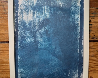 Estampado en cianotipia de amantes lesbianas, arte original hecho a mano en azul sobre papel de algodón, tamaño A4, arte romántico sáfico para pared, beso, árbol, sauce llorón.