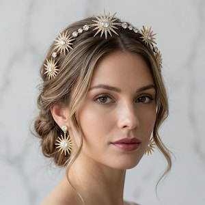 Puede incluir: Una taza de cerámica blanca con un asa negra y el texto "But First, Coffee" en negrita negra. La taza se encuentra sobre un fondo borroso, sugiriendo un ambiente acogedor.