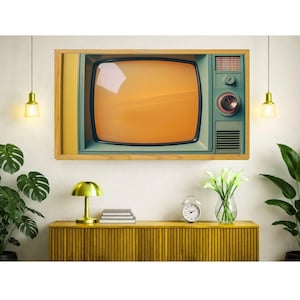 Puede incluir: Un televisor de estilo vintage con marco de madera, detalles turquesa y pantalla naranja. El televisor está montado en una pared blanca sobre un mueble amarillo. También se ven plantas decorativas y una lámpara.
