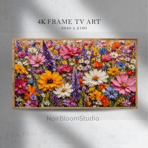 Puede incluir: Una obra de arte floral enmarcada que presenta un campo vibrante de flores coloridas. La pintura muestra una variedad de flores en tonos de rosa, amarillo, naranja, morado y blanco. La obra de arte está etiquetada como "4K FRAME TV ART" y "NoirBloomStudio".