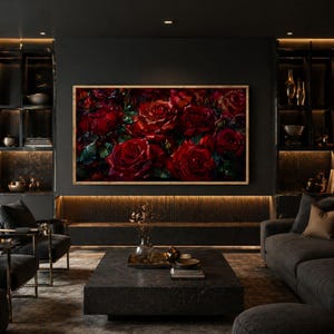 Puede incluir: Gran obra de arte enmarcada con un primer plano de vibrantes rosas rojas. La pintura tiene un fondo oscuro, con las rosas en plena floración. La obra de arte se exhibe en un salón moderno, con muebles oscuros e iluminación ambiental.