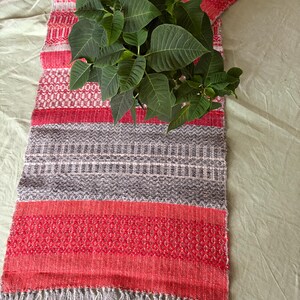Vintage svensk handvävd ullbordslöpare – Rödgrå skandinavisk folktextil – Rustik nordisk vävning