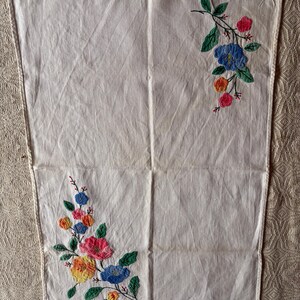Vintage broderad linnelöpare – Blommig applikation i stugdekoration