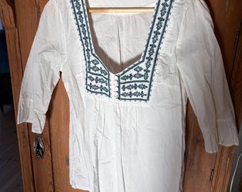 Vintage Embroidered Folk Blouse – White Cotton Boho Top – Cottagecore Peasant Shirt