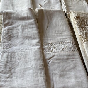 Juego de fundas de almohada de lino vintage, bordadas y con encaje, de algodón – Ropa de cama con monograma, decoración rústica de estilo campestre, textiles antiguos europeos.