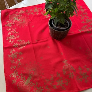 Vintage svensk julduk – Röd bomullsduk med guldtryck – Skandinavisk juldekoration – 80 x 80 cm