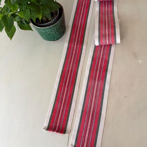 2 vintage svenska vävda bordslöpare, rödgrön randig folktextil, skandinavisk linne-bomullsvävning
