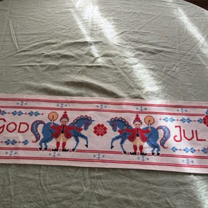 Vintage svensk julbordslöpare – Handbroderad Gud Jul – Skandinavisk folkkonst Hästar & Alver – Nordisk juldekoration