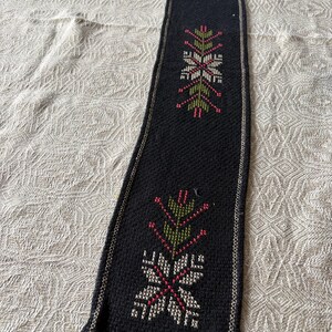 Vintage svensk bordslöpare – Handbroderad folkkonsttextil – Rustik skandinavisk inredning – Primitiv nordisk löpare
